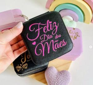 Porta Joias Couro Sintético Altura: 4.7 cm  Largura: 9.5 cm  Comprimento: 9.5 cm  Aveludado  Entre em contato conosco pelo chat da plataforma para verificar as quantidades das cores disponíveis e o nome ou logo a ser personalizado.